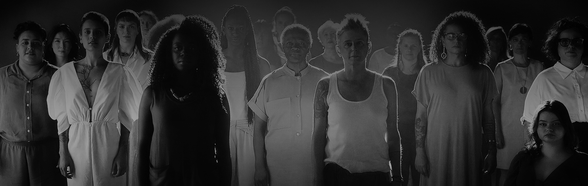 Mulheres da campanha #HeyUpdateMyVoice reunidas diante da câmera