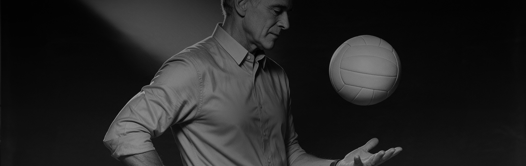Mãos sobre uma bola de cristal com uma interrogação de estrelas